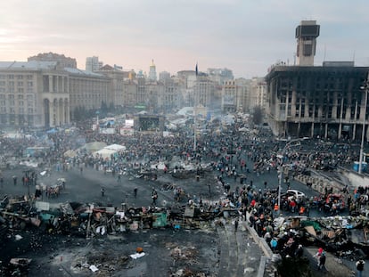 Cientos de personas acampaban en la plaza de la Independencia de Kiev en protesta contra el presidente Viktor Yanukóvich, en febrero de 2014.