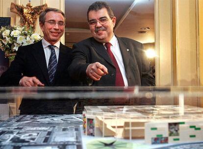 Vicente Soriano (izquierda) y Juan Soler ante la maqueta del nuevo estadio del Valencia.