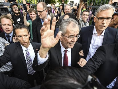 Alexander Van der Bellen saluda a la multitud que celebra en Viena su victoria en las presidenciales. 