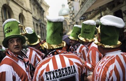 Hinchas del Athletic, se reúnen en una calle de Bucarest.