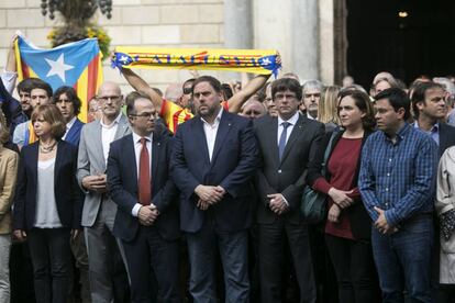 Concentración en la Plaza Sant Jaume en protesta por la represión de la Policia Nacional y la Guardia Civil ayer durante la votación en el referéndum. Han acudido todo el Gobierno de la Generalitat de Cataluña, entre ellos Carles Puigdemont, Oriol Junqueras, Ada Colau y Gerardo Pisarello.