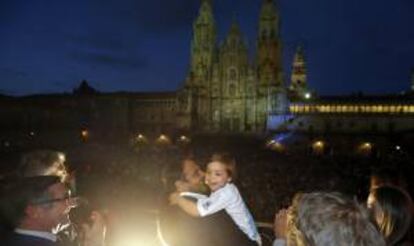 El actor y presentador Roberto Vilar, con su hijo en brazos, y el alcalde de Santiago, ?ngel Currs, durante el pregn de las fiestas del Apostol 2013.