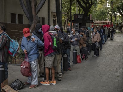 Un grupo de personas desempleadas hace fila para recibir alimentos de forma gratuita en Ciudad de México.