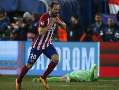Juanfran marcou de pênalti e classificou o Atlético.