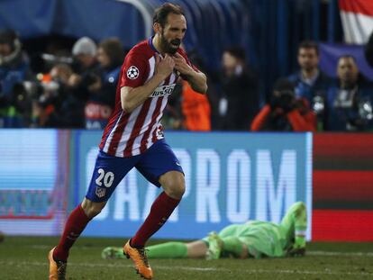 Juanfran marcou de p&ecirc;nalti e classificou o Atl&eacute;tico.