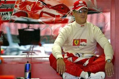 Michael Schumacher, antes de empezar ayer la última sesión de entrenamientos.