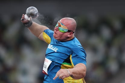 Alessandro Silva arremessa o peso e conquista a medalha de prata em Tóquio. Ele foi campeão paralímpico na Rio 2016. 