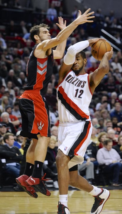 Calderón defiende una penetración a canasta de LaMarcus Aldridge.