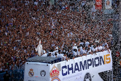 La plantilla del Real Madrid celebra el título de la Champions League con sus aficionados.