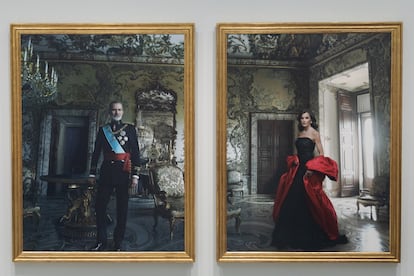 La presentación a los medios de los retratos realizados por Annie Leibovitz a los Reyes, exhibidos en la muestra 'La tiranía de Cronos', organizada por el Banco de España.