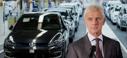 El presidente del grupo Volkswagen, Matthias Müller, se dirige a los medios tras su visita a la planta de Volkswagen en Wolfsburgo.