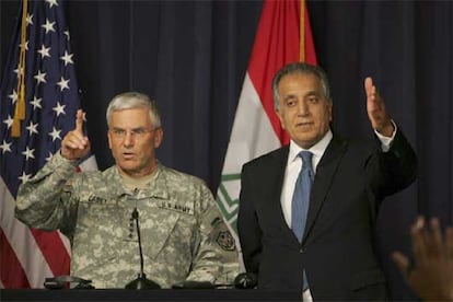 El comandante en jefe de las fuerzas estadounidenses en Irak, el general George Casey (izqda.) y el embajador estadounidense Zalmay Khalilzad, durante su comparecencia en Bagdad.