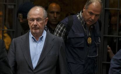 Rodrigo Rato sale de su casa.