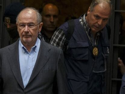 Rodrigo Rato sale de su casa.
