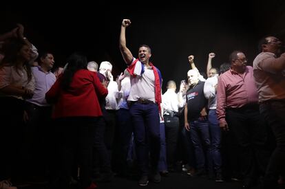 El presidente electo del Partido Colorado, Santiago Peña, celebra tras su victoria en su sede campaña, en Asunción, el 30 de abril.