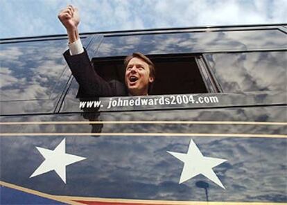 El aspirante demócrata John Edwards saluda desde su autobús de campaña, ayer, en New Hampshire.