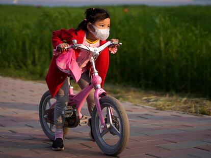 Una niña monta en bicicleta tras levantarse el confinamiento en Wuhan, el 12 de abril.