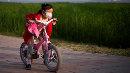 Una niña monta en bicicleta tras levantarse el confinamiento en Wuhan, el 12 de abril.