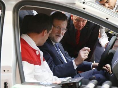 El presidente del Gobierno, Mariano Rajoy, junto al presidente de SEAT, J&uuml;rgen Stackmann.