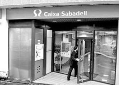 Caixa Sabadell recibe 12 ofertas para vender sus compañías de seguros