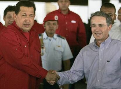 Hugo Chávez y Álvaro Uribe se saludan cordialmente a la llegada de éste último a Venezuela para una reunión bilateral