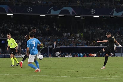 Fede Valverde dispara a puerta en la acción del tercer gol del Madrid contra el Nápoles.