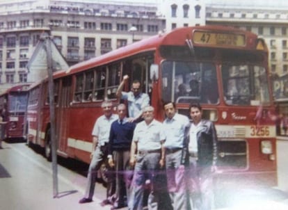 Fotografía cedida por conductores jubilados sobre la que las diseñadoras se inspiraron para recrear el vestuario.