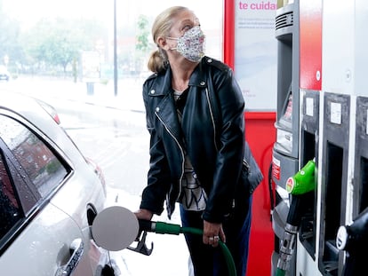 Una mujer reposta gasolina a su vehículo en Madrid, en junio.