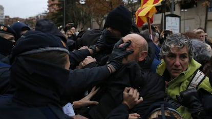 Agentes de los Mossos d'Esquadra se enfrentan a un grupo de manifestantes en el exterior del Museo de Lleida.