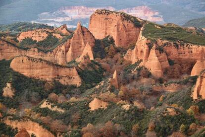 Las Médulas de León son paisajes formados por una antigua explotación minera de oro romana que se sitúa en la comarca de El Bierzo. Chicote asegura que se trata de un "maravilloso rincón de la península Ibérica”, un verdadero patrimonio histórico, natural y gastronómico. Visita la página web: http://www.turismoleon.org/turismo/las-medulas.php