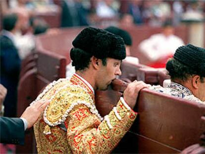 José Tomás, meditabundo, en un burladero de Las Ventas.