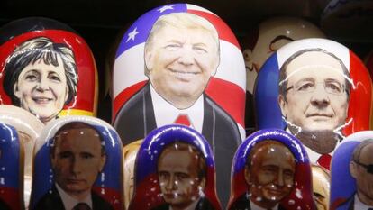 Muñecas rusas con las caras de Trump, Putin, Merkel y Hollande, en una tienda de Moscú.