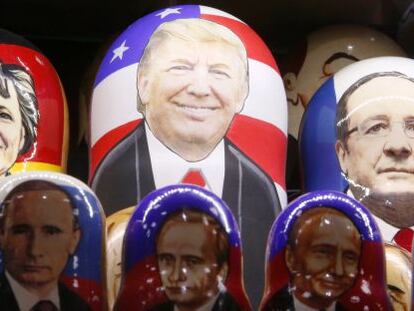 Muñecas rusas con las caras de Trump, Putin, Merkel y Hollande, en una tienda de Moscú.