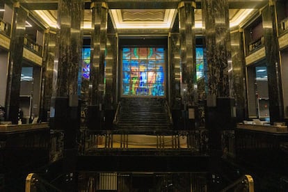 El vestíbulo da la bienvenida al recinto. En este espacio, se puede apreciar el diseño y la arquitectura del sitio, además de un vitral del artista duranguense Fermín Revueltas.