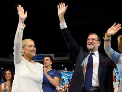 Mariano Rajoy junto a las candidatas a la Comunidad de Madrid, Cristina Cifuentes, y a la Alcald&iacute;a, Esperanza Aguirre, este viernes en el Palacio de los Deportes.