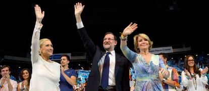 Mariano Rajoy junto a las candidatas a la Comunidad de Madrid, Cristina Cifuentes, y a la Alcald&iacute;a, Esperanza Aguirre, este viernes en el Palacio de los Deportes.