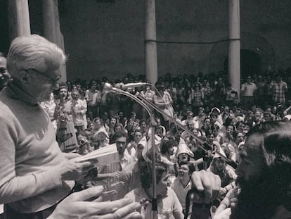 Blas de Otero, el 5 de junio de 1976, en un homenaje a Federico Garc&iacute;a Lorca en Granada