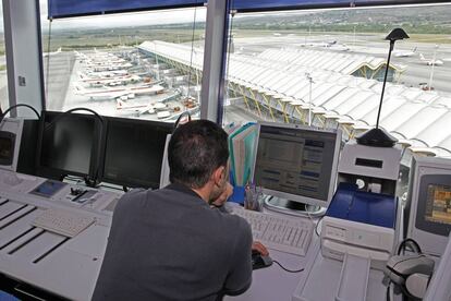 Un controlador en la torre del aeropuerto madrileño de Barajas.