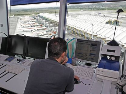 Un controlador en la torre del aeropuerto madrileño de Barajas.