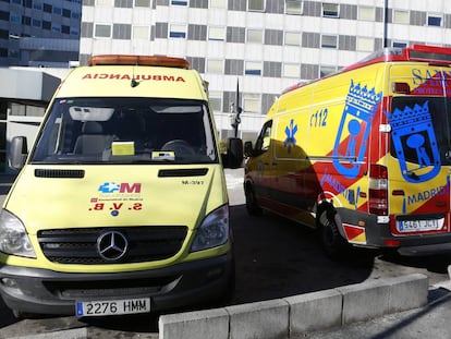 Una ambulancia del Sermas (izquierda) junto a otra del Samur - Protección Civil.