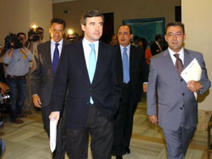 El ex ministro del Interior, Ángel Acebes, junto al presidente de la comisióbn del 11-M, Paulino Rivero (derecha) y los diputados del PP Eduardo Zaplana e Igancio Gil Lázaro.