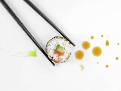 Ni el sushi de verdad se hace con salmón ni eso verde que tienes en el plato es wasabi