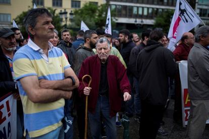 También los colectivos de jubilados han salido a la calle por la protesta. En la imagen, un anciano se manifiesta en Atenas.