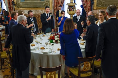 La princesa Leonor brinda con sus padres, los reyes Felipe y Letizia, su hermana la infanta Sofía, el presidente del Gobierno, Pedro Sánchez, el presidente del PP, Alberto Núñez Feijóo, los presidentes del Tribunal Constitucional, Cándido Conde Pumpido, y del Consejo General del Poder Judicial, Vicente Guilarte, los presidentes del Senado, Pedro Rollán, y del Congreso, Francina Armengol, y los padres de la Constitución Miquel Roca y Miguel Herrero de Miñón, durante el almuerzo celebrado en el Palacio Real. 