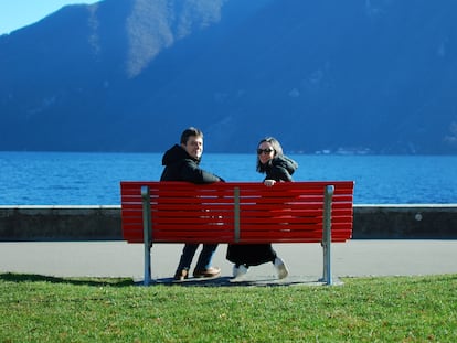 Manuel Bartual y Carmen Pacheco ante el lago Lugano de Suiza, durante su viaje en 2022 para preparar el 'podcast' patrocinado 'Blum'.