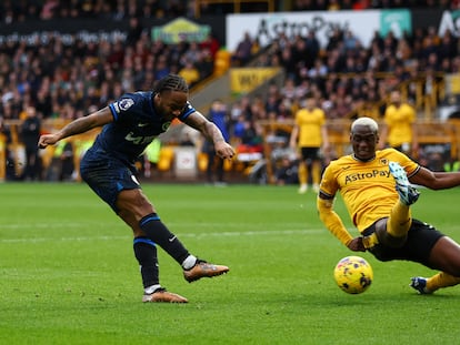 Sterling remata este domingo en el partido entre Chelsea y Wolves.