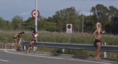 Tres prostitutas en la Autov&iacute;a de Castelldefels.