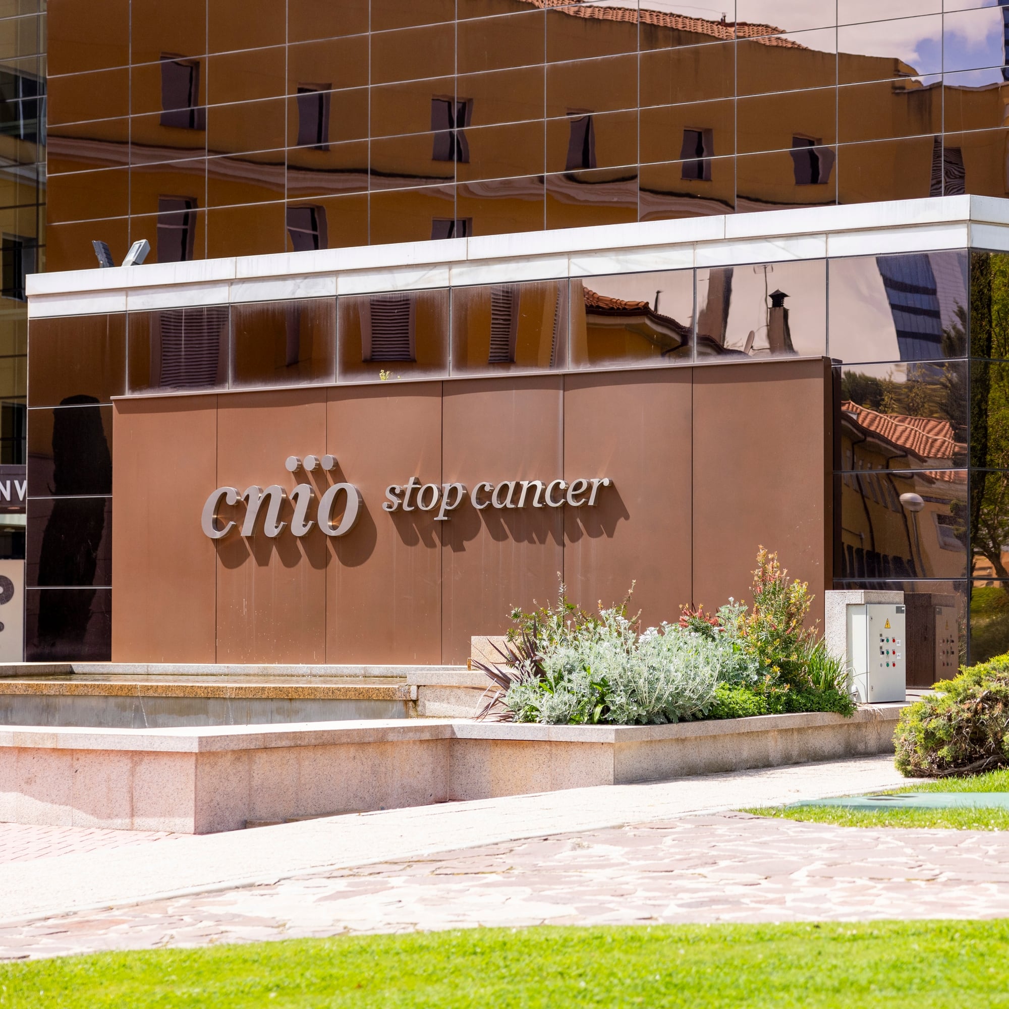 Puerta principal del Centro Nacional de Investigaciones Oncológicas, en Madrid.