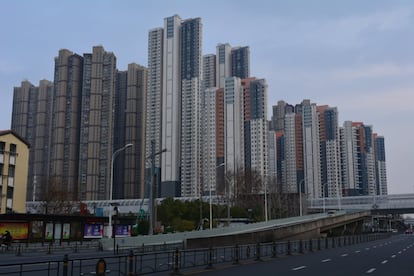 El pasado 23 de enero China decretó el confinamiento de la ciudad de Wuhan. Once millones de habitantes quedaron aislados sin poder salir de la urbe salvo raras excepciones. Los vecinos enfrentaron estrictas restricciones de movimiento. La imagen corresponde al 29 de enero.