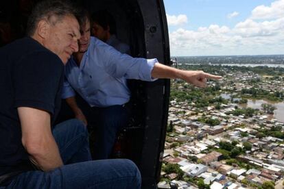 El presidente argentino, Mauricio Macri, observa el pasado domingo los barrios inundados en la ciudad de Concordia.